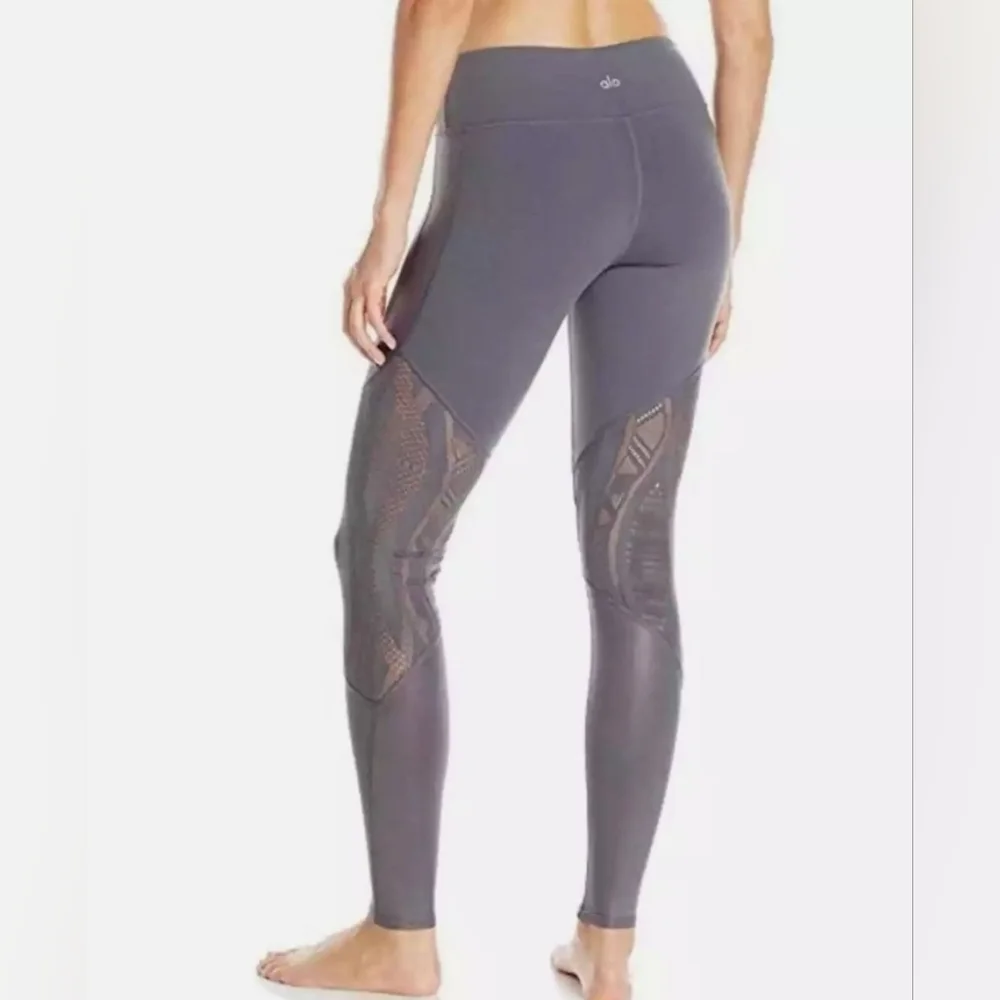 ALO YOGA VITALITY LEGGING LIVELY LACE IN SLATE GLOSSY SIZE XS